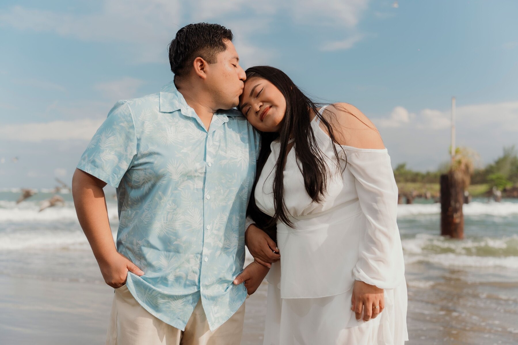 Nayeli y Antonio juntos en la playa